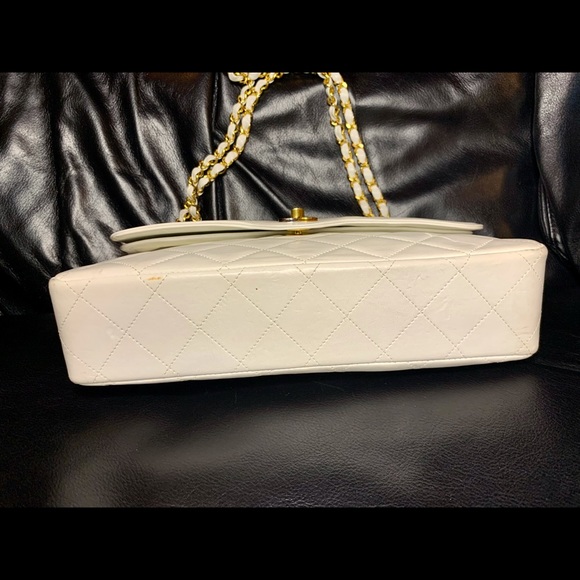 Vintage 1980s Chanel White Quilted Flap Bag - Picture 5 of 14
